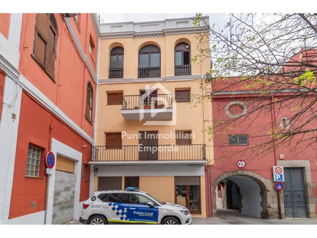 VENTA DE EDIFICIO COMPLETO EN EL CENTRO DE LA JONQUERA. photo 0