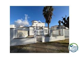 Casa con piscina cerca del mar en venta en Empuriabrava. photo 0
