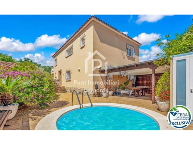 AMPLIA CASA CON 5 DORMITORIOS, GARAJE PRIVADO, JARDÍN, TERRAZAS Y RELAJANTE JACUZZI EN ROSES photo 0