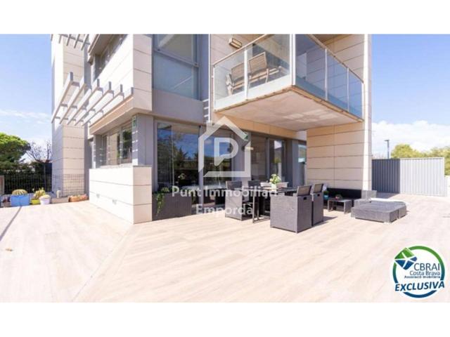 Exclusiva planta baja de 3 dormitorios con 224 m2 de terraza y jardín a 200m de la playa photo 0
