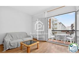 Apartamento reformado de un dormitorio en Royal Marine, uno de los edificios más codiciados de Empuriabrava. Situado en photo 0