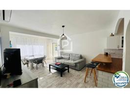 Apartamento reformado a pocos pasos del mar con licencia turística y plaza de aparcamiento. photo 0