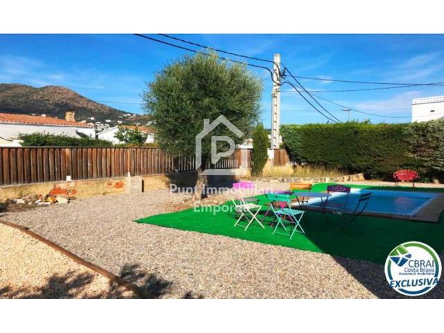 Casa con amplio jardín en venta en Mas Boscà Roses photo 0