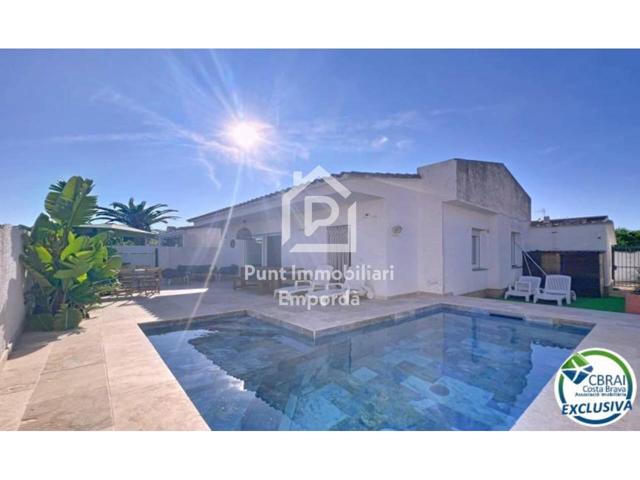 En venta - Casa en planta baja con piscina en Empuriabrava photo 0