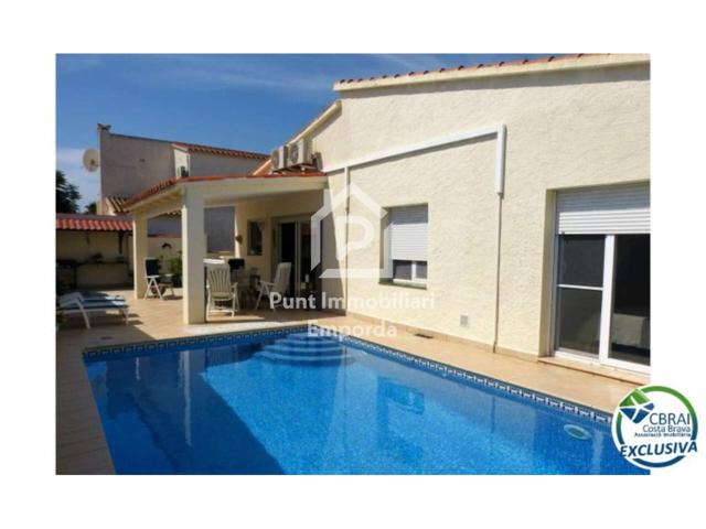 Encantadora y moderna casa de un solo nivel con gran terreno y piscina. Lado sur photo 0