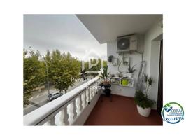 Bonito piso en venta en la zona comercial de Empuriabrava. photo 0