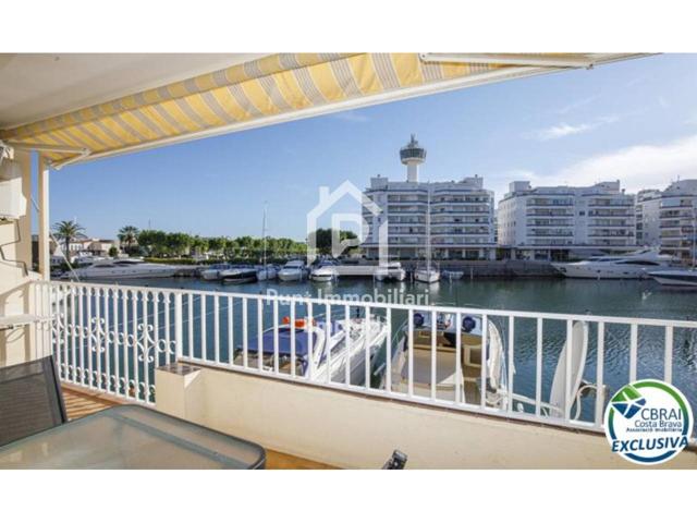 Precioso apartamento vacacional reformado en venta en el centro de Empuriabrava con magníficas vistas al canal photo 0