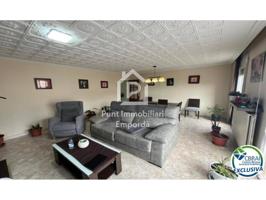 Amplio piso en el centro de Roses con gran luminosidad y dos trasteros incluidos photo 0