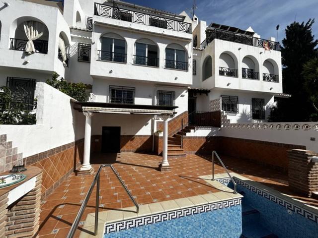 LOS PINOS - CHALET ADOSADO EN VENTA photo 0