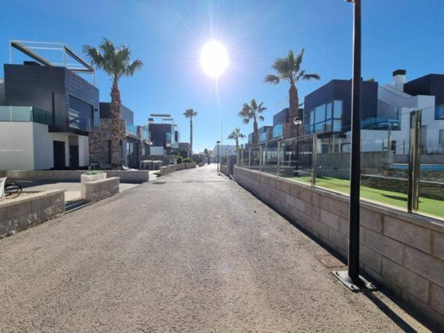 Bienvenido a Tu Futuro Hogar: Un Impresionante adosado en Residencial Oasis Hills, Orihuela Costa photo 0