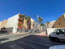Oportunidad Única en Roquetas de Mar: Piso a Reformar con Vistas al Mar photo 0