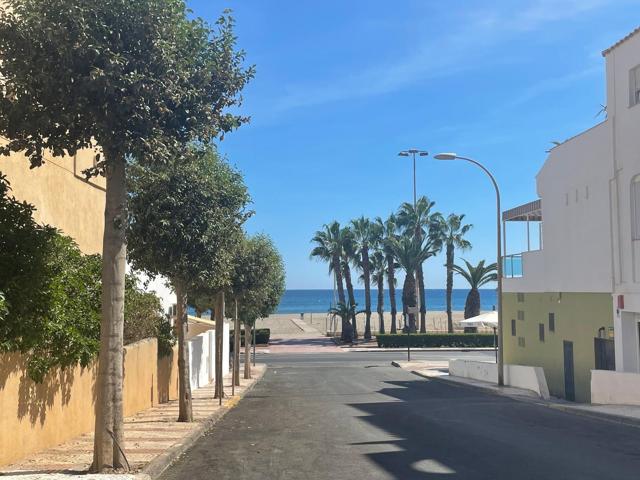 Oportunidad Única en Roquetas de Mar: Piso a Reformar con Vistas al Mar photo 0
