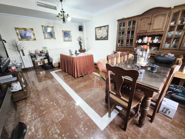 CASA EN EL BARRIO CON COCHERA CERRADA photo 0