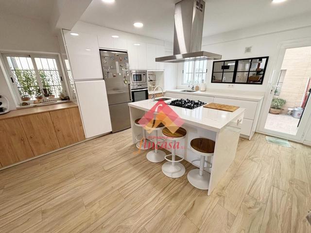 FANTÁSTICA CASA REFORMADA EN PLENO CENTRO photo 0