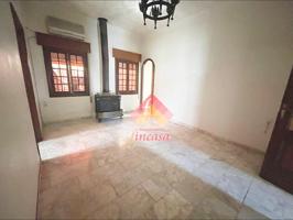 SE VENDE AMPLIO CHALET CON COCHERA EN EL CENTRO photo 0