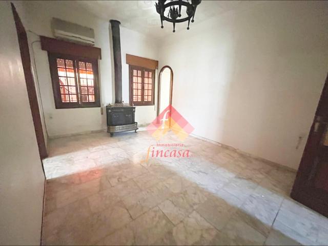 SE VENDE AMPLIO CHALET CON COCHERA EN EL CENTRO photo 0