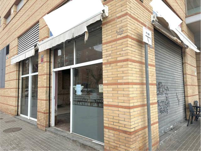 Local esquinero, zona comercial, junto a la estación de tren de Montgat. 78m2, 3 escaparates. photo 0
