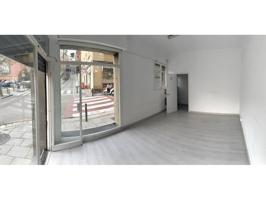 Local esquinero con 2 amplios escaparates, gran visibilidad, perfecto estado. Muchas posibilidades photo 0