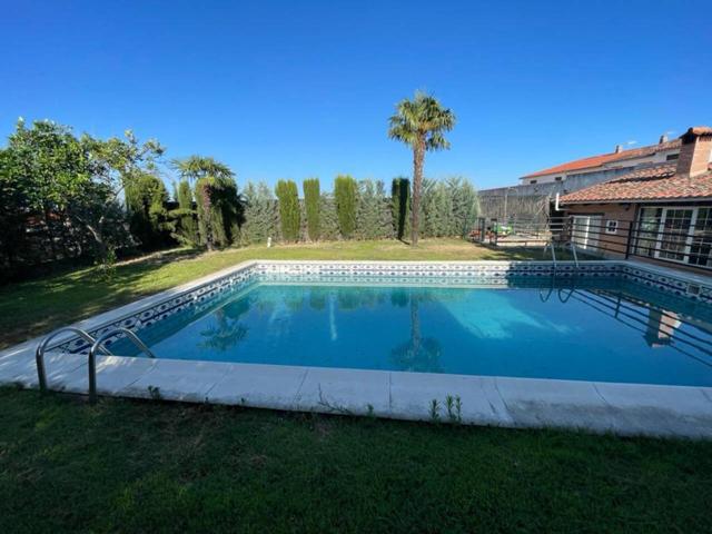 CHALET CON PISCINA EN BARRIO LA PIEDAD DE TRUJILLO photo 0