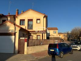 CHALET EN ESQUINA CON 96 M2 DE PATIO-JARDÍN photo 0