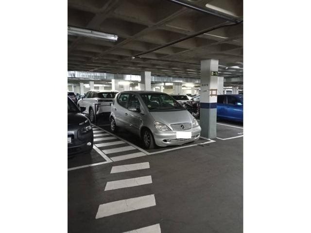Plaza de aparcamiento grande en Parking Pintor Picasso photo 0