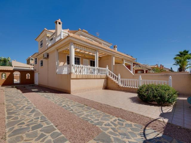 Villa En venta en Torrevieja photo 0