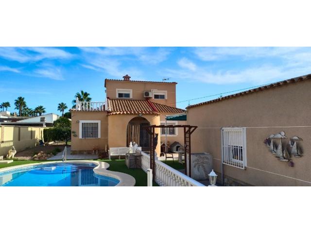 Villa En venta en Urbanización San Luis, Torrevieja photo 0