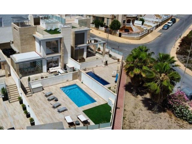 Villa En venta en Villamartín - Las Filipinas, Orihuela photo 0