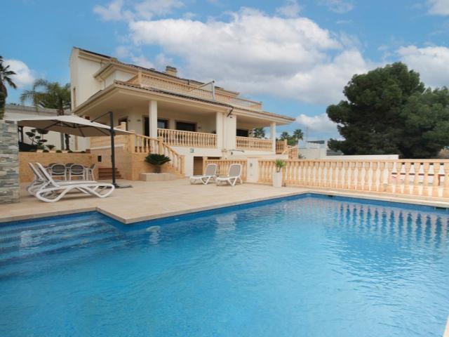 Villa En venta en Torrevieja photo 0
