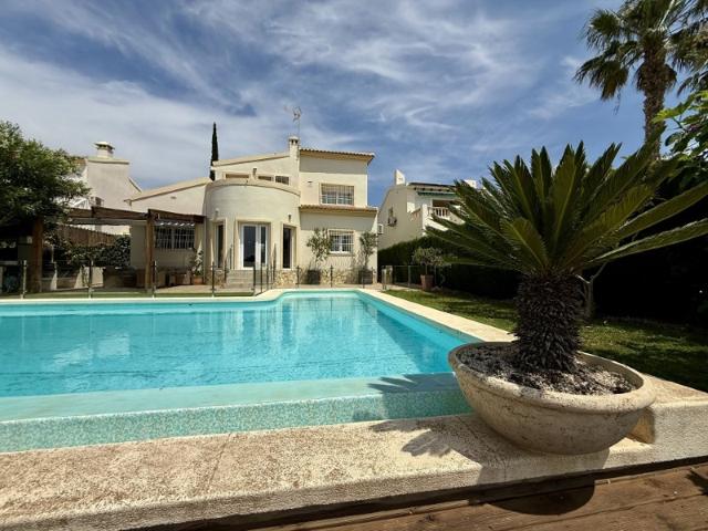 Villa En venta en Villamartín - Las Filipinas, Orihuela photo 0