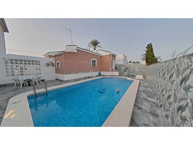 Villa En venta en Torrevieja photo 0