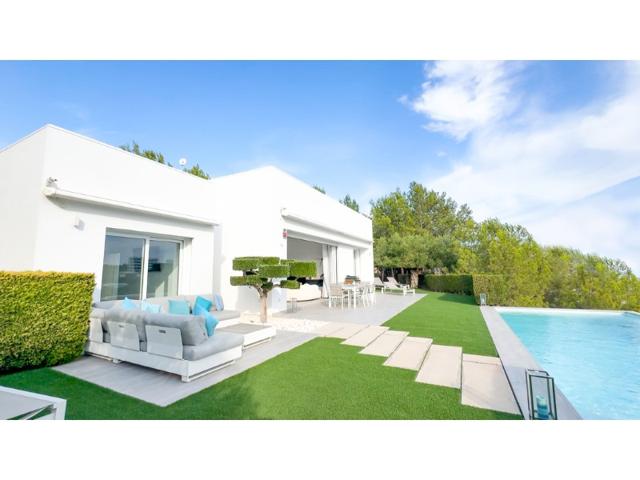 Villa En venta en Campoamor, Orihuela photo 0