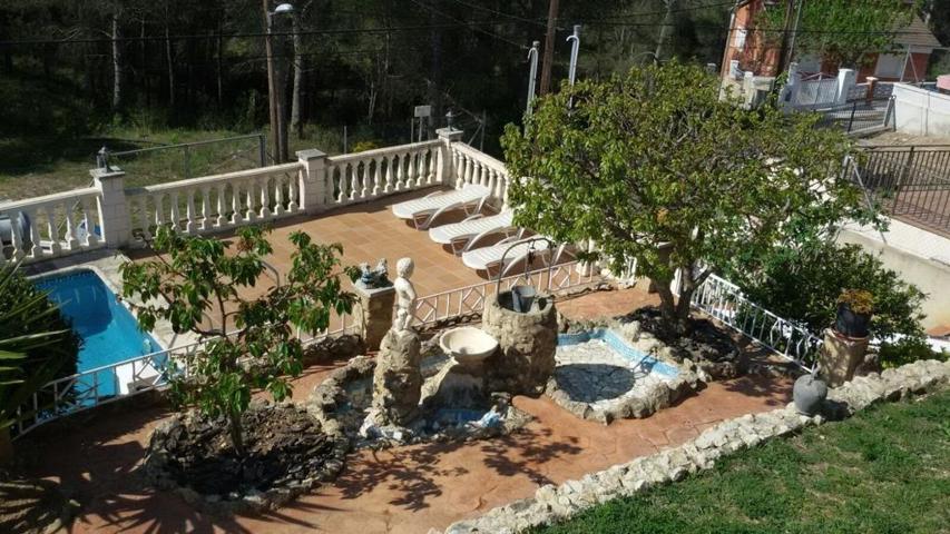 Casa con piscina y parcela en venta en La Bisbal del Penedés . photo 0