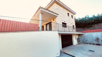 Casa de 385 m2 amb parcel·la. la de 800 m2 amb vistes al mar i muntanya photo 0