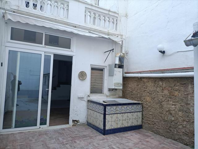 CASA CON PATIO Y TERRAZA EN CASAGEMES photo 0