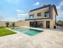 Única y exclusiva casa con piscina y jardín en Santa Coloma de Gramanet photo 0