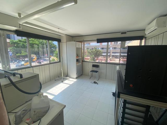 Se vende oficina totamente exterior en el barrio de Les Corts photo 0
