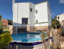 Casa-chalet en Cunit ( Residencial Torrens), muy luminosa con 4 habitaciones, 3 baños, piscina, barbacoa, garaje y vistas al mar. photo 0