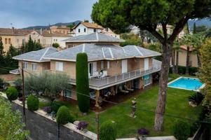 Villa de Lujo con Piscina Privada y Estilo Inglés, muy cerca del Mar y a solo 15 minutos de Barcelona. photo 0