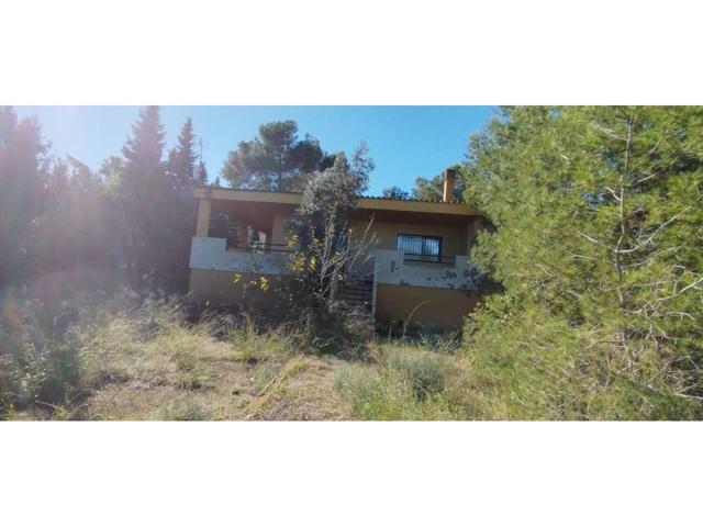 Chalet esquinero con piscina en Urbanizacion Montejucar photo 0