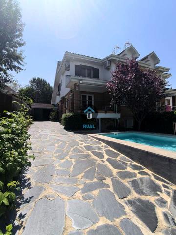CHALET PAREADO EN LA SIERRA CON PISCINA, JARDÍN Y CHIMENEA photo 0