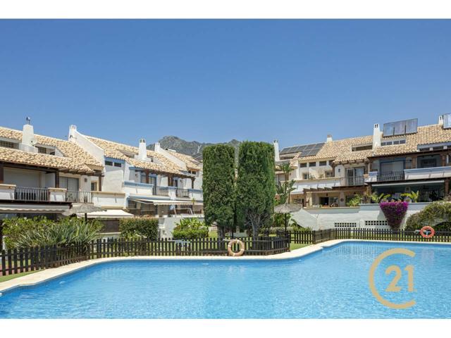 Amplia casa pareada con terraza, jardín, piscina y garaje doble en una de las mejores zonas residenciales de Marbella. photo 0