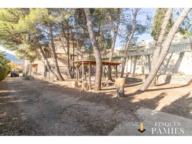 Casa con dos viviendas independientes y división horizontal– Planta Baja + Dúplex con terrazas, jardín y vistas!!! photo 0