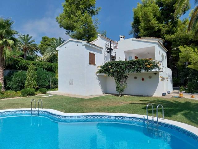 Bonita villa situada en una zona muy tranquila con un gran jardín con piscina photo 0