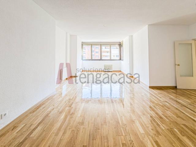 Vivienda exterior en Chamartín con Plaza de Garaje. photo 0