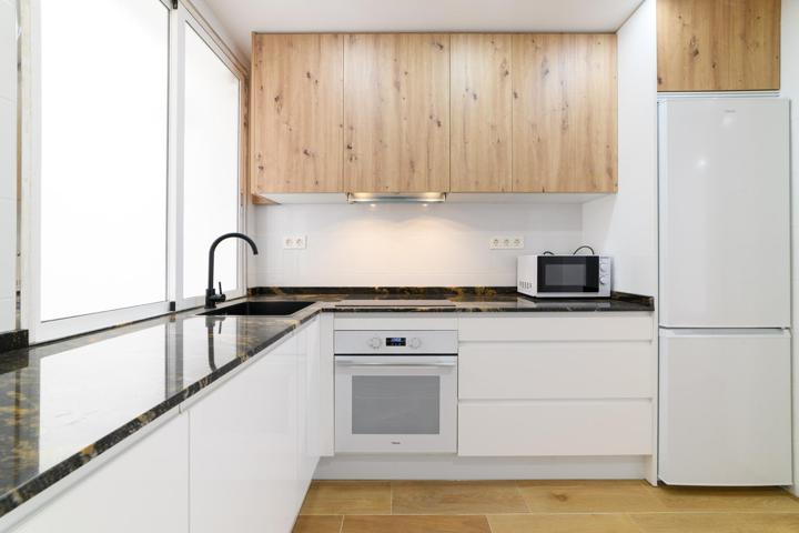 Vive en el Corazón de Granada: Piso Moderno y Luminoso en Zona Arabial photo 0