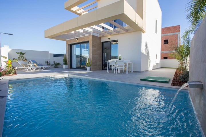 PRECIOSO UNIFAMILIAR A ESTRENAR EN LOS MONTESINOS CON PISCINA Y JARDIN PRIVADO. photo 0