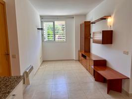 ¡Piso acogedor de dos habitaciones en venta en Figueres! photo 0