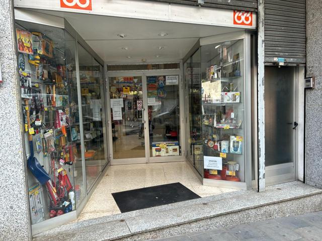 Gran local comercial en Badalona de 225 m2 en venta o traspaso de ferretería por jubilación. photo 0