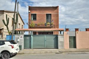 CASA EN VENTA EN Singuerlin, Santa Coloma de Gramanet photo 0